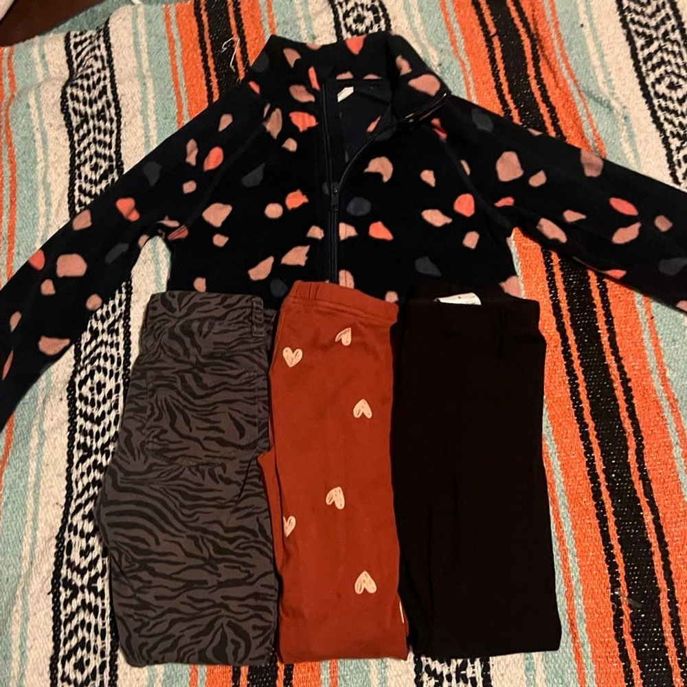 Girls size 5/6 bundle leggings and fleece